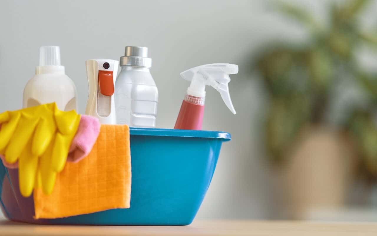 Kit de limpieza básico para después de mudarse